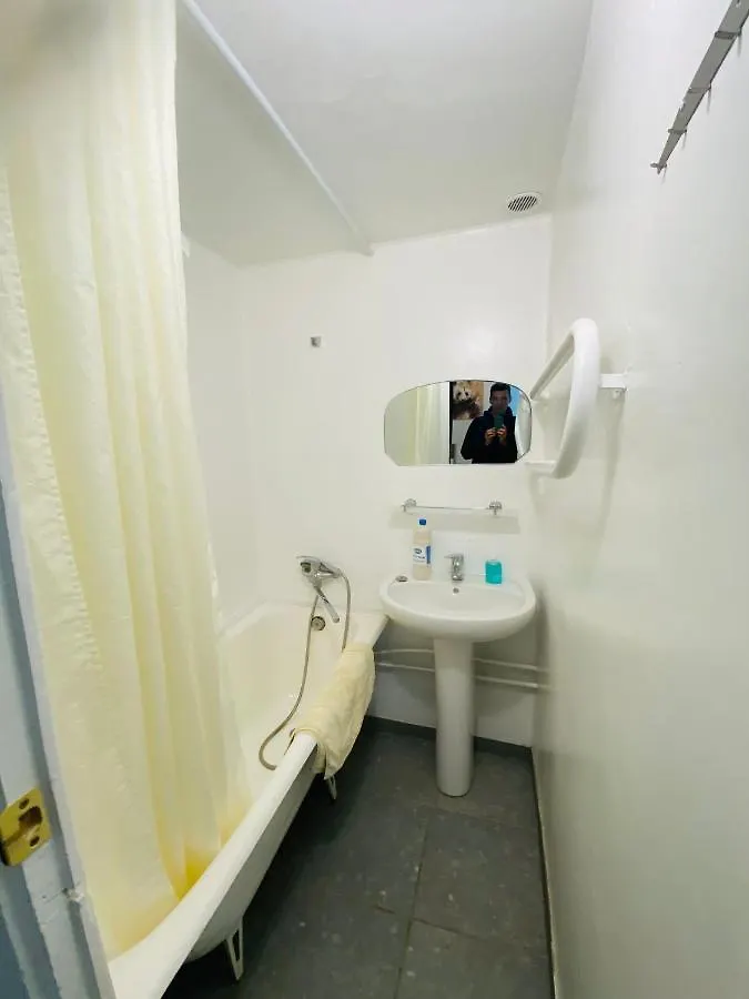 Real Home Apartments- Geroiv Dnipra Metro Station 基輔