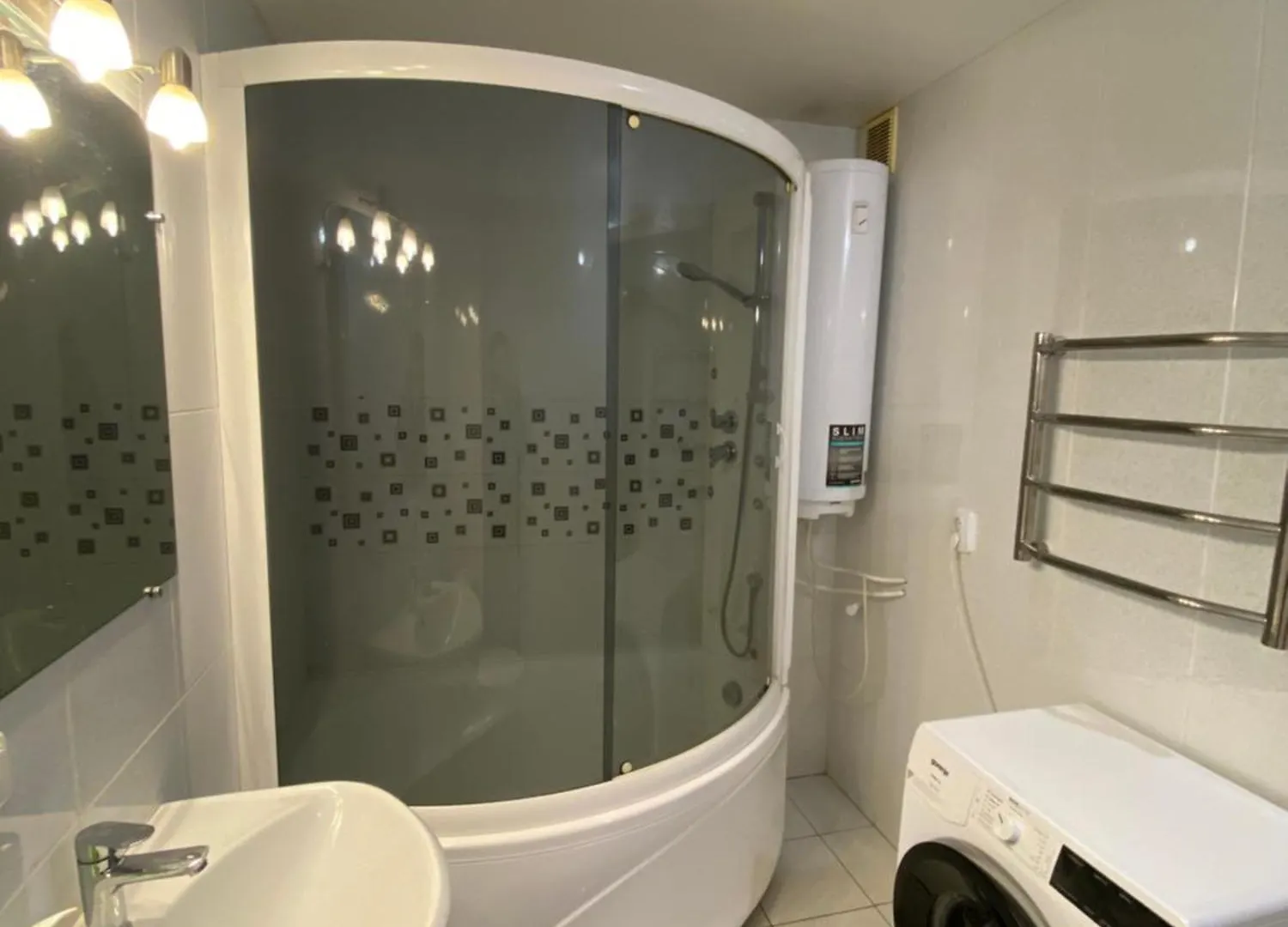 Real Home Apartments- Geroiv Dnipra Metro Station 基輔 公寓